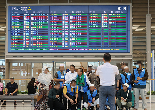 지난 달 26일 영종도 인천국제공항 제2여객터미널을 통해 입국한 외국인 근로자들이 기념촬영을 하고 있다. (사진=저작권자(c) 연합뉴스, 무단 전재-재배포 금지)