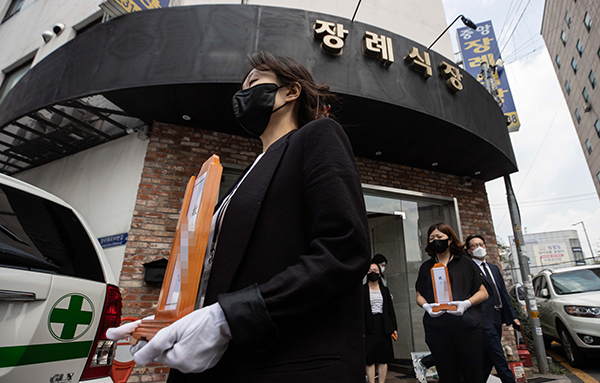 지난 26일 오전 경기도 수원시 권선구 수원중앙병원 장례식장에서 열린 ‘수원 세 모녀‘ 발인식에서 수원시 관계자들이 세 모녀의 위패를 옮기고 있다. (사진=저작권자(c) 연합뉴스, 무단 전재-재배포 금지)