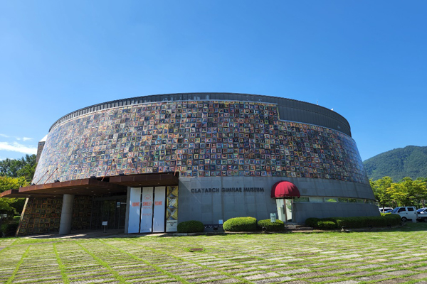 클레이아크 김해미술관은 세계 최초 도자기 미술관으로 가야토기가 유명한 김해에 위치해 있다.