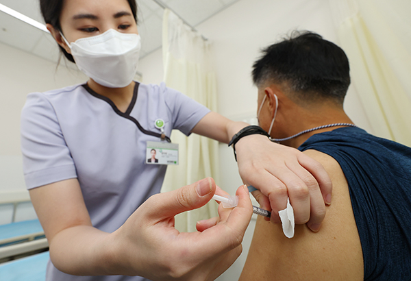 서울 강서구 부민병원을 찾은 시민이 백신 접종을 받고 있다. (사진=저작권자(c) 연합뉴스, 무단 전재-재배포 금지)