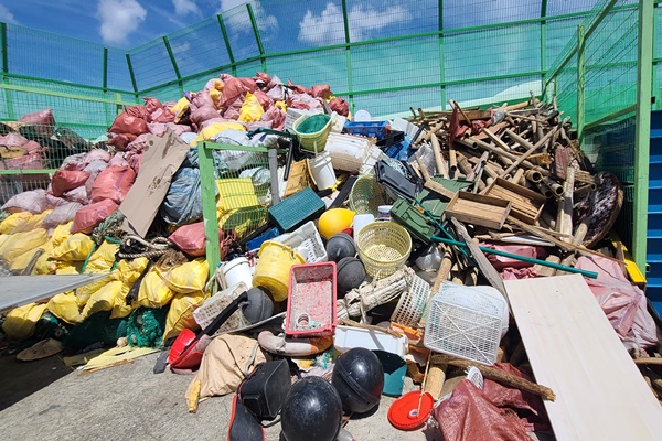 두 달 반 동안 모아놓은 바다쓰레기 집하장 모습