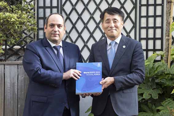 장영진 산업통상자원부 1차관이 7일(현지시간) 정부대표단과 프랑스 파리 세계박람회기구(BIE) 사무국을 방문, 드미트리 케르켄테즈 사무총장에게 ‘2030 부산세계박람회 유치계획서’를 제출하고 기념 촬영하고 있다. (사진=산업통상자원부)