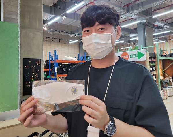 우.거.지 정책기자단 환경조 응원합니다. 지구사랑에 동참한다는 나호윤 담당자.
