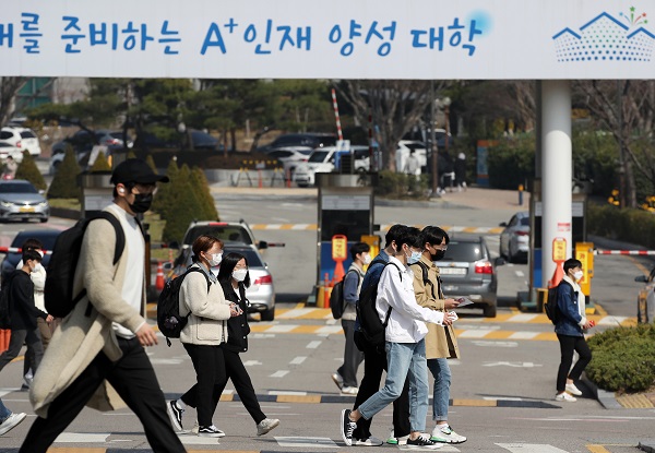 대학 캠퍼스 안을 학생들이 삼삼오오 오가고 있는 모습.(사진=저작권자(c) 연합뉴스, 무단 전재-재배포 금지)