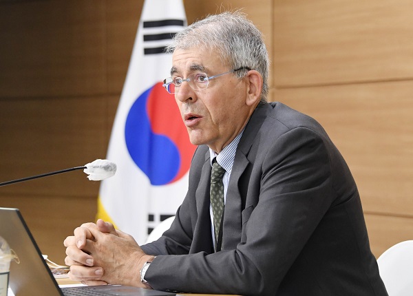 빈센트 코엔(Vincent Koen) OECD 경제검토국 부국장이 19일 정부세종청사에서 열린 ‘OECD 2022년 한국경제보고서 브리핑’에서 주요내용을 발표하고 있다. (사진=기획재정부)