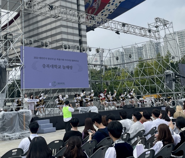 충북대학교 '늘해랑' 팀의 치어리딩 공연 모습