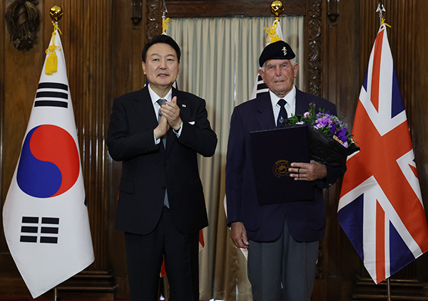 윤석열 대통령이 19일(현지시간) 영국 런던 한 호텔에서 빅터 스위프트 한국전 참전용사협회 회장에게 국민포장을 수여하고 기념촬영을 하고 있다. 빅터 스위프트 회장은 1934년생으로 한국전쟁 당시 영국 육군 왕립 전자기계 공병군단 소속으로 참전했다. (사진=저작권자(c) 연합뉴스, 무단 전재-재배포 금지)