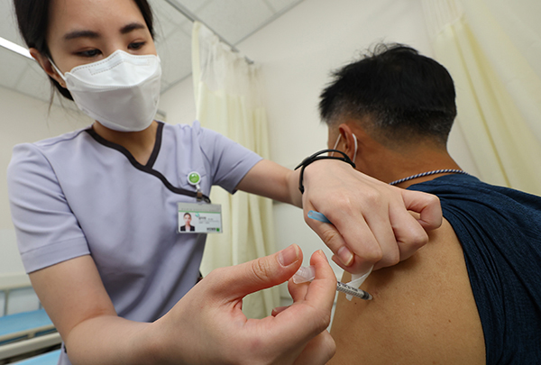 서울 강서구 부민병원을 찾은 시민이 코로나19 백신 접종을 받고 있다. (사진=저작권자(c) 연합뉴스, 무단 전재-재배포 금지)