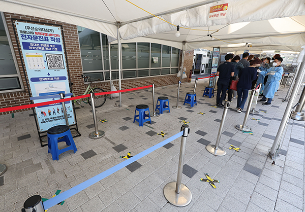 코로나19 국내 신규 확진자 수가 3만 3009명을 기록하며 재유행 감소세를 보이는 22일 오전 서울 마포구보건소 코로나19 선별진료소가 한산한 모습이다. (사진=저작권자(c) 연합뉴스, 무단 전재-재배포 금지)