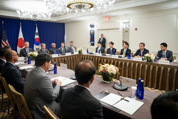 박진 외교부 장관(오른쪽 두번째)이 22일(현지시간) 미국 뉴욕에서 안토니 블링컨 미국 국무부 장관, 하야시 요시마사 일본 외무대신과 한미일 외교장관 회담을 하고 있다. (사진=외교부)