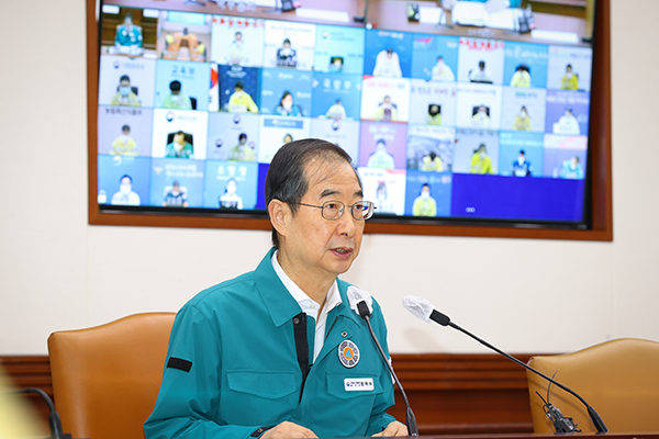 한덕수 국무총리가 23일 서울 세종로 정부서울청사에서 열린 코로나19 중대본회의를 주재하고 있다.(사진=국무조정실)