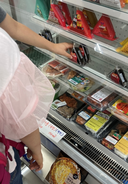 접근성이 좋은 편의점에서 아이들은 간식 등을 자주 사 먹는 듯하다.