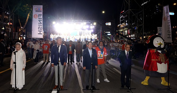 박보균 문화체육관광부 장관이 24일 서울 종로구 대학로에서 열린 ‘2022 웰컴대학로’축제 개막식에 참석해 개회선언을 하고 있다. (사진=문화체육관광부)