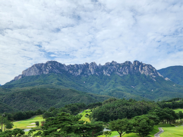 설악산 울산바위는 언제 봐도 웅장한 자태를 뽐낸다.