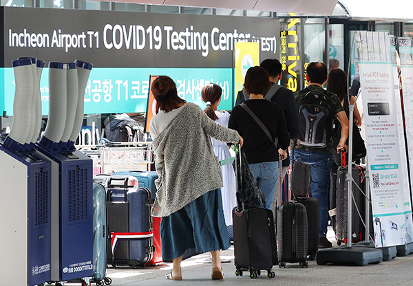 인천국제공항 제1 여객터미널 코로나 검사센터에서 코로나19 검사 기다리는 입국자들. (사진=저작권자(c) 연합뉴스, 무단 전재-재배포 금지)