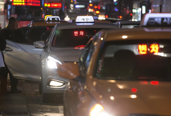 택시들이 손님을 태우기 위해 기다리고 있다.(사진=저작권자(c) 연합뉴스, 무단 전재-재배포 금지)