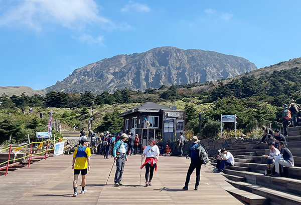 지난 2일 낮 제주 한라산 해발 1700m 윗세오름에 등산객들이 몰려 가을 정취를 만끽하고 있다. 멀리 한라산 주봉 백록담이 보인다. (사진=저작권자(c) 연합뉴스, 무단 전재-재배포 금지)