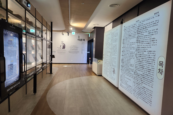 김해한글박물관에서 아이들이 좋아하는 공간인 '조선어 큰 사전'은 손으로 넘기며 디지털 콘텐츠로 체험해볼 수 있어 인기가 많았다.