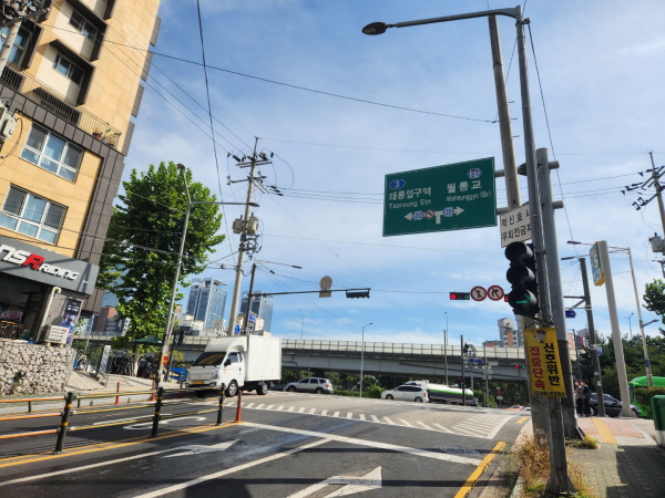지난 1월, 우회전 전용 신호등이 설치된 태릉입구역 인근 삼거리.