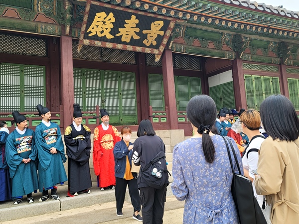 궁궐 일상재현 프로그램을 마치고 기념촬영을 하고 있다.