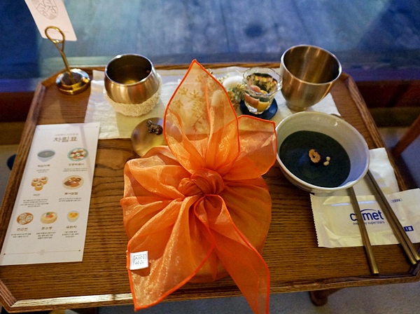 시식공감에서 여러 공연을 보며 식사를 하고 있다.