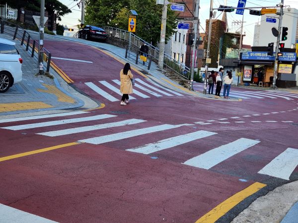 노면에 운전자와 보행자를 고려한 붉은색 미끄럼방지제가 포장되어 있다.