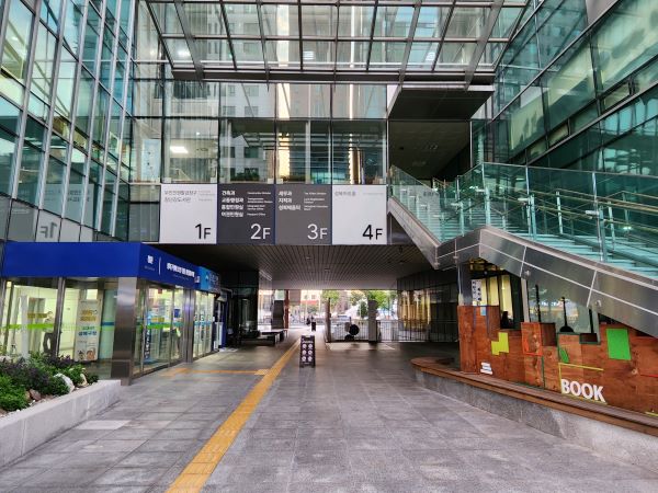 성북구청 입구에 층별 안내문이 가로로 큼지막하게 배열되어 있다.