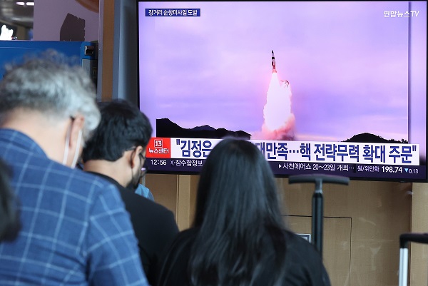 북한이 9개월 만에 장거리 순항미사일을 발사했다고 공개 보도한 지난 13일 오후 서울역 대합실에 관련 보도가 나오고 있다. (사진=저작권자(c) 연합뉴스, 무단 전재-재배포 금지)