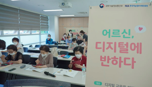 안경을 쓰고 태블릿으로 가계부를 정리하는 인자한 노년의 모습 - 기초연금 계산 테마