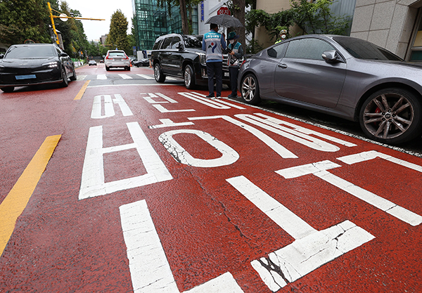 서울 강남구 압구정초등학교 인근에서 강남구청 관계자와 경찰이 어린이보호구역 불법 주·정차 집중단속을 하고 있다. (사진=저작권자(c) 연합뉴스, 무단 전재-재배포 금지)