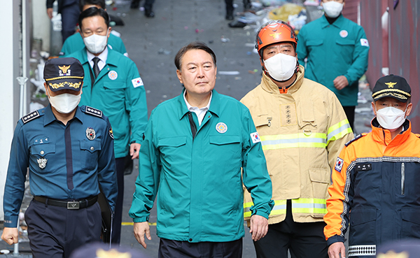 윤석열 대통령이 지난 30일 이태원 압사 사고 현장을 둘러보고 있다. (사진=저작권자(c) 연합뉴스, 무단 전재-재배포 금지)