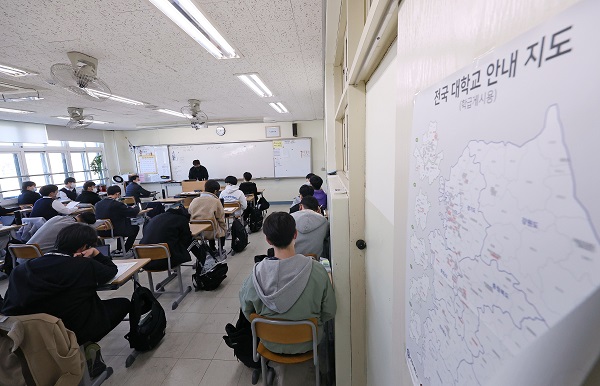 서울의 한 고등학교에서 고3 수험생들이 수업을 듣고 있다. (사진=저작권자(c) 연합뉴스, 무단 전재-재배포 금지)