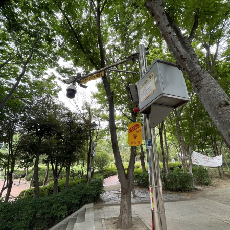 울산광역시 한 시민공원에 설치된 방범용 CCTV 및 비상벨, (출처=박기언 기자)