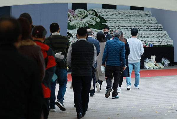 서울 중구 시청 앞 서울광장에 마련된 이태원 참사 희생자 합동 분향소에서 시민들이 조문하고 있다. (사진=저작권자(c) 연합뉴스, 무단 전재-재배포 금지)