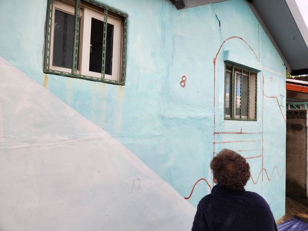 마을 어르신이 벽화가 채색될 담벼락을 바라보면서 관심을 보였다.