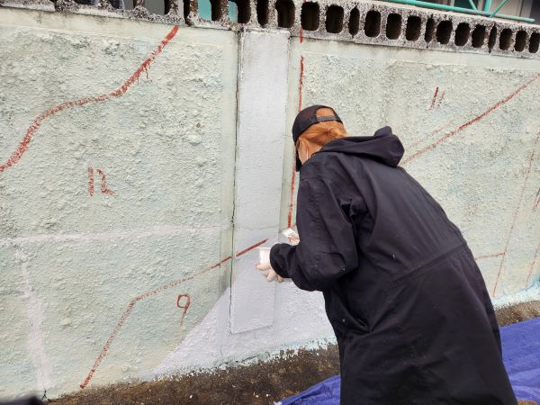 '마을 지킴 벽화' 작업에 앞서 작가들이 도안에 따라 밑그림 작업을 하고 있다.