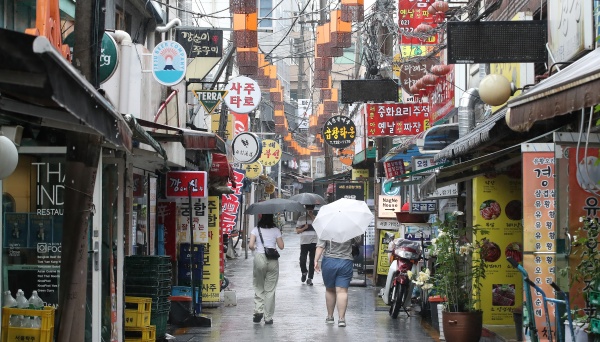 소상공인들이 모여있는 서울 종로구 세종마을음식문화거리.(사진=저작권자(c) 뉴스1, 무단 전재-재배포 금지)