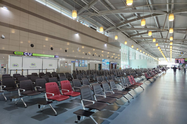 오랜만에 찾은 김해국제공항에서는 주말 낮시간임에도 불구하고 한산하고 조용했다.