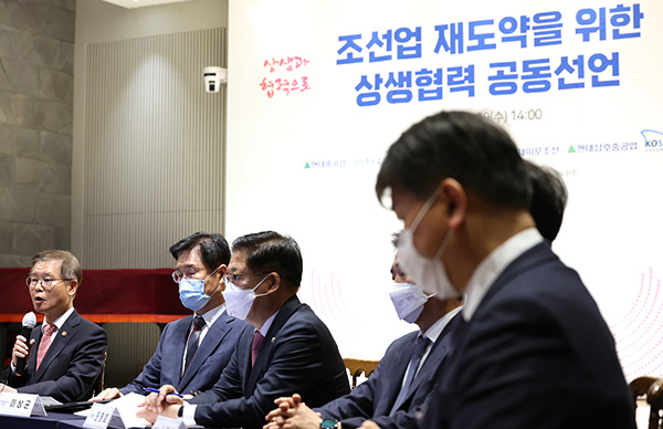 이정식 고용노동부 장관이 19일 오후 서울 중구 LW컨벤션에서 열린 ‘조선업 재도약을 위한 상생협력 공동선언’에서 발언하고 있다. 이날 고용부와 산업부, 공정위는 현대중공업·삼성중공업·대우조선해양·현대미포조선·현대삼호중공업 등 조선 5사 및 한국조선해양플랜트협회와 이 공동선언을 발표했다. (사진=저작권자(c) 연합뉴스, 무단 전재-재배포 금지)