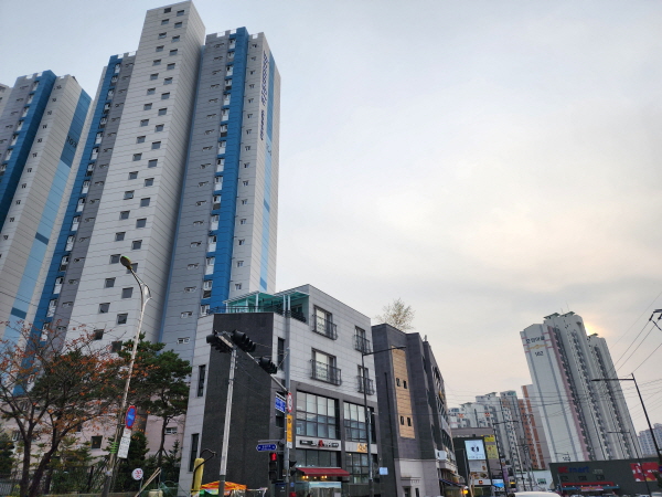 관리비 내역을 의무적으로 공개하는 대상이 100세대 이상에서 50세대 이상으로 확대된다.
