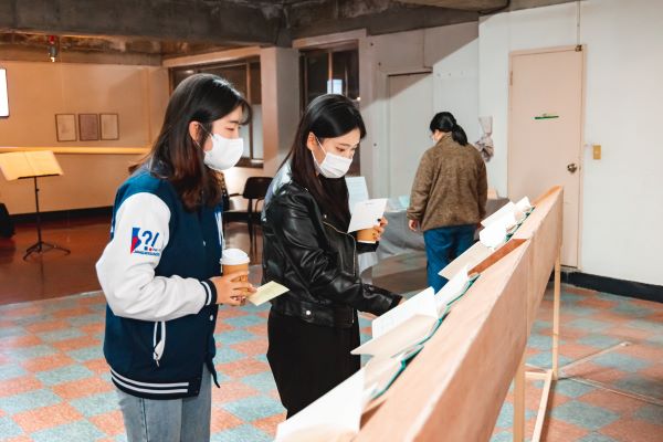 ‘생각의 탄생’ 기획전(‘예술이 없는 도시에서 단 하루만이라도 살아봐’)에서 예술가들의 창작노트를 관람하고 있는 관람객들