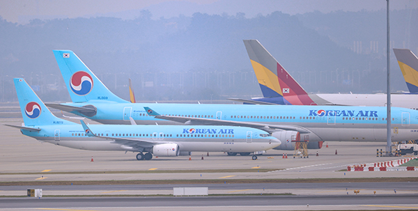 인천국제공항 주기장에 대한항공과 아시아나 항공기가 세워져 있다.(사진=저작권자(c) 연합뉴스, 무단 전재-재배포 금지)