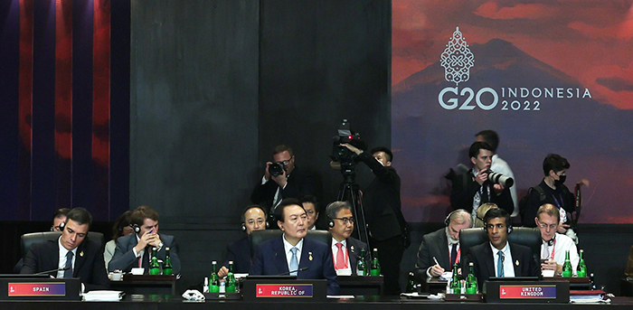 윤석열 대통령이 15일(현지시간) 인도네시아 발리 캠핀스키호텔에서 열린 주요 20개국(G20) 정상회의 첫 번째 세션(식량·에너지·안보)에 참석하고 있다. (사진=저작권자(c) 연합뉴스, 무단 전재-재배포 금지)