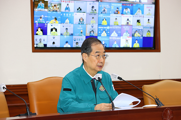 한덕수 국무총리가 16일 서울 세종로 정부서울청사에서 열린 이태원 사고 및 코로나19 중앙재난안전대책본부(중대본) 회의에서 발언하고 있다.(사진=국무조정실)