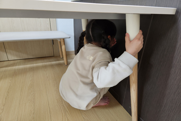 학교에서 지진대피요령을 배워 온 아이는 책상밑에 들어가 책상다리를 꼭 잡고 몸을 보호해야 한다고 보여줬다.