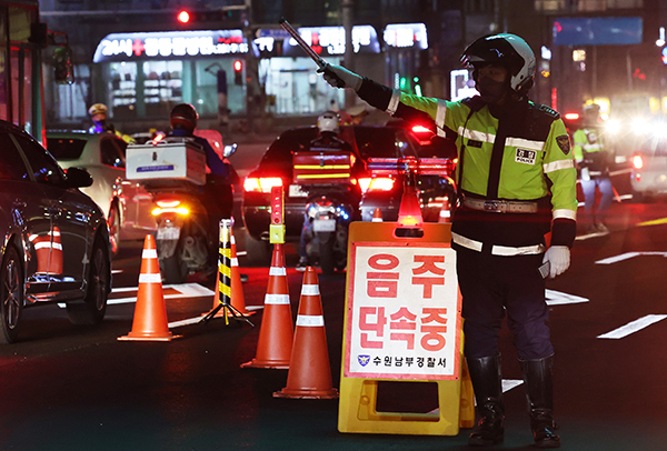 경기도 수원시 팔달구 인계동 일대 도로에서 경찰이 음주 운전 단속을 하고 있다. (사진=저작권자(c) 연합뉴스, 무단 전재-재배포 금지)