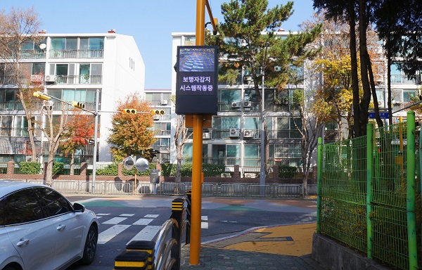 우회전 사각지대를 영상으로 알려준다.