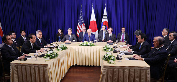 President Yoon Seok-yeol speaks with US President Joe Biden and Japanese Prime Minister Fumio Kishida at the Korea-US-Japan summit held at a hotel in Phnom Penh, Cambodia on the 13th (local time).  (Photo = copyright holder (c) Yonhap News, unauthorized reproduction-redistribution prohibited)