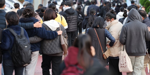 지난 17일 오후 대입 수능 고사장인 선린인터넷고등학교에서 수험생들이 마중 나온 가족들과 돌아가고 있다. (사진=저작권자(c) 연합뉴스, 무단 전재-재배포 금지)