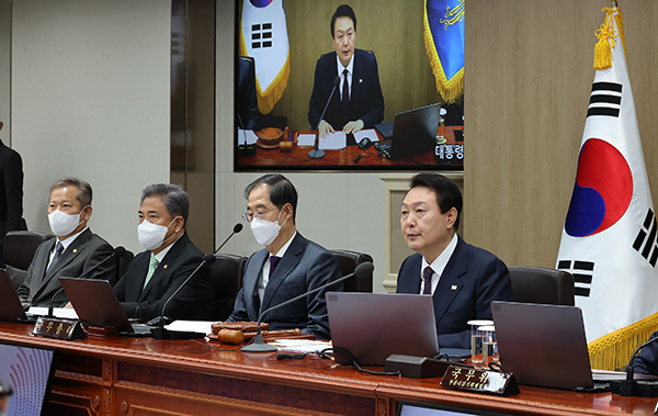 윤석열 대통령이 22일 오전 서울 용산 대통령실 청사에서 열린 국무회의를 주재하고 있다. 왼쪽부터 이상민 행정안전부 장관, 박진 외교부 장관, 한덕수 국무총리, 윤 대통령. (사진=저작권자(c) 연합뉴스, 무단 전재-재배포 금지)